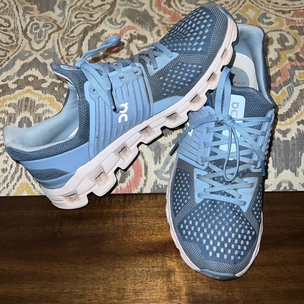 On Clouds Women’s Swifts Size 8